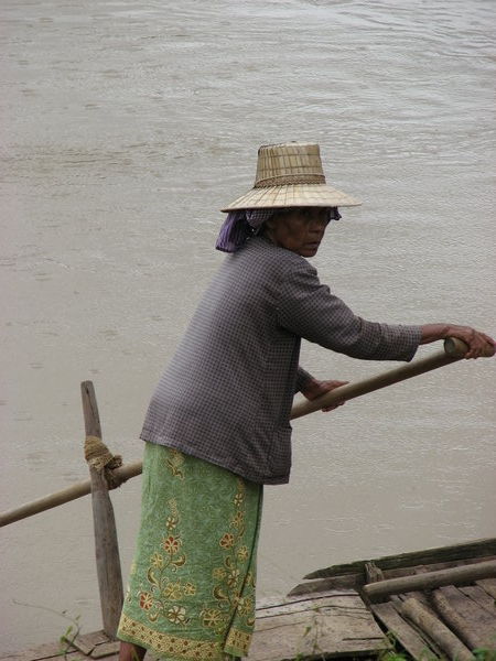 Femme en pirogue, Battambang