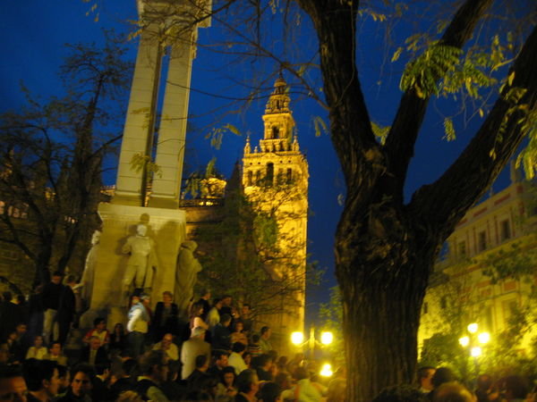 night falls in plaza triunfo