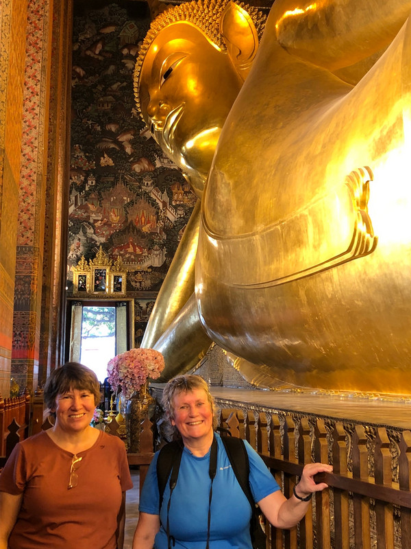 The reclining Buddha in Wat Pho is 46 metres linb