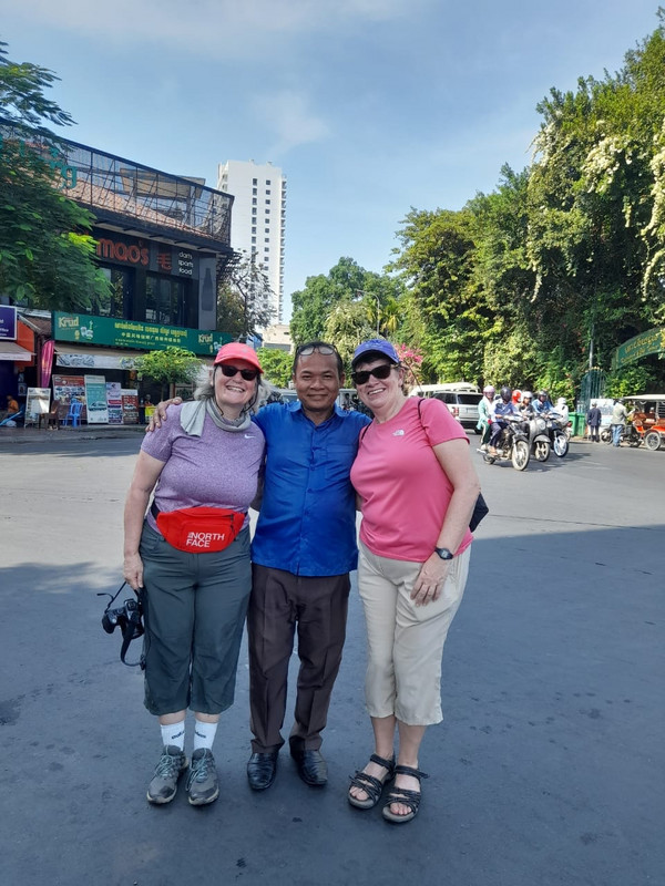 Amazingly we bumped  into Moly our tuk tuk driver from the previous day 😮