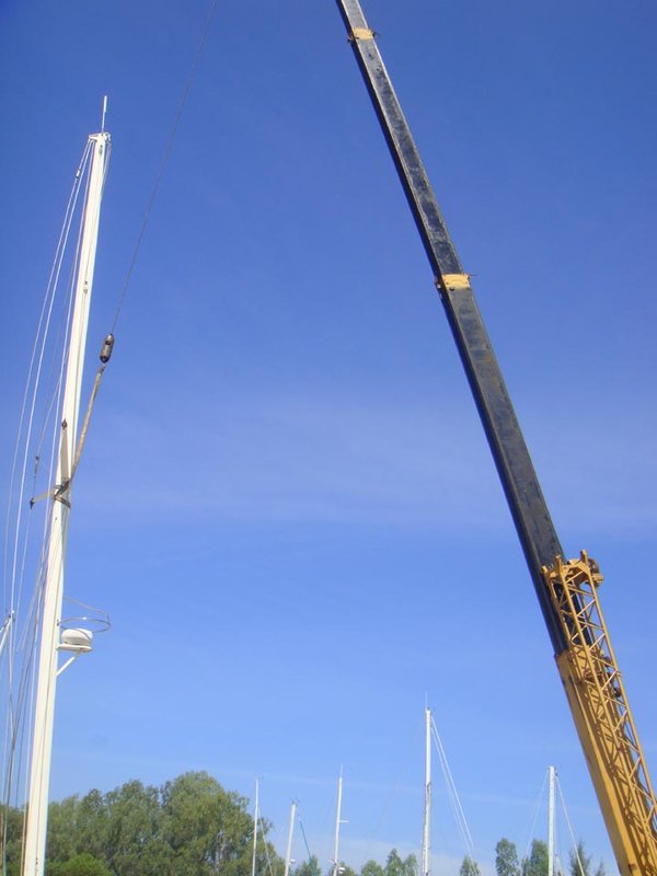 The mast removal by crane