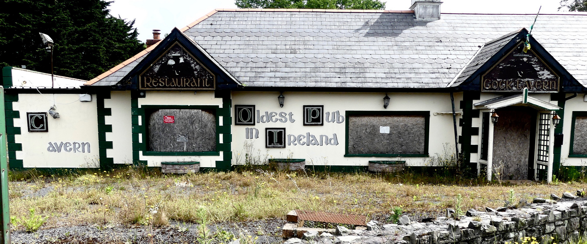 the-oldest-pub-in-ireland-photo