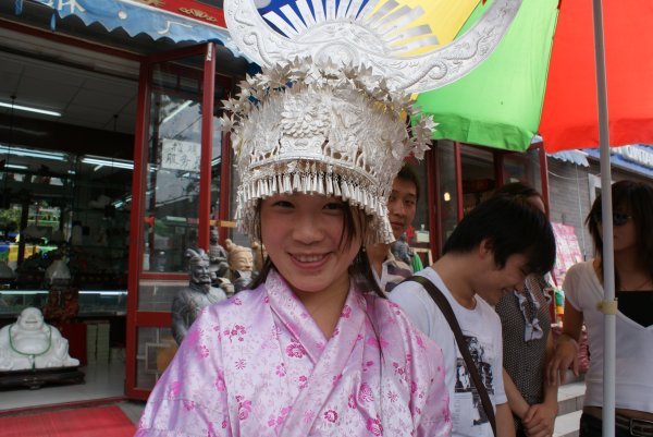 Chinesa com Chapéu da Dinastia Qing