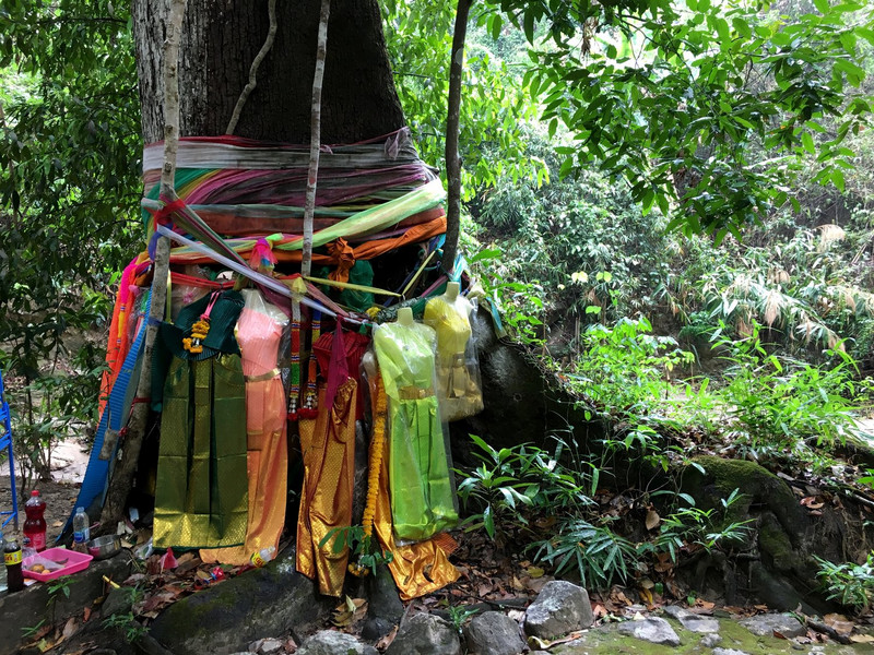 dresses for the tree spirit: https://www.thenotsoinnocentsabroad.com/blog/meet-the-tree-spirits-of-thai-folklore
