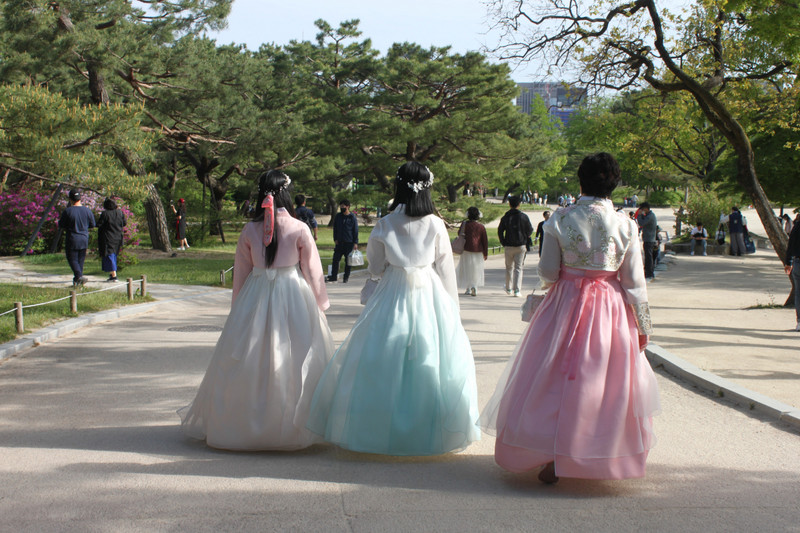 Korean women at Gyeongbokgung Citadel, Seoul