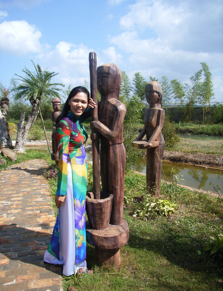 Wooden statues at Đồng Xanh Park