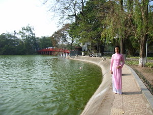 Thê Húc bridge & Hoàn Kiếm lake