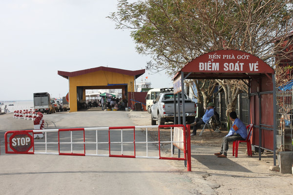 Ferry on Cát Bà island (Bến phà Gót)