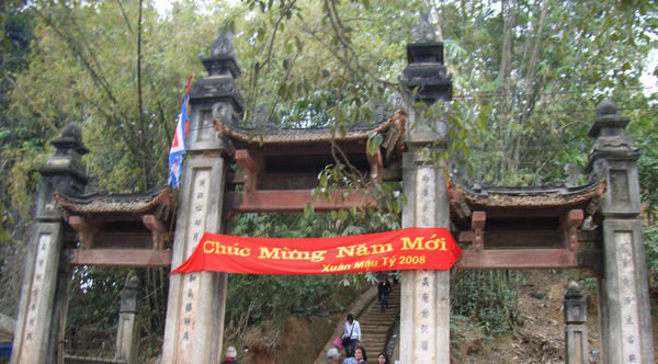 Gate and stairs up to Tây Phương pagoda
