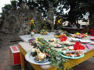 Many offerings at Và temple