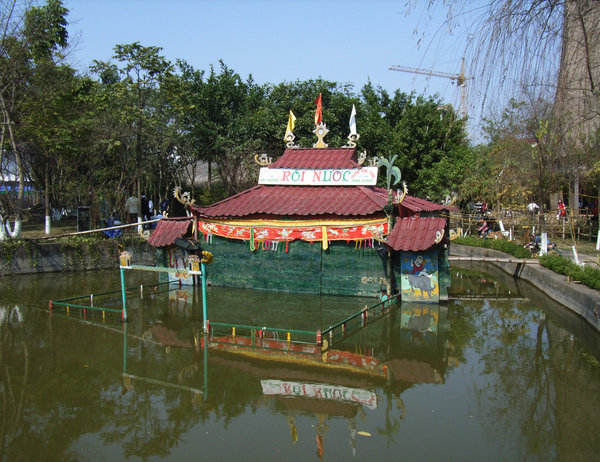 Outdoor water puppet theater