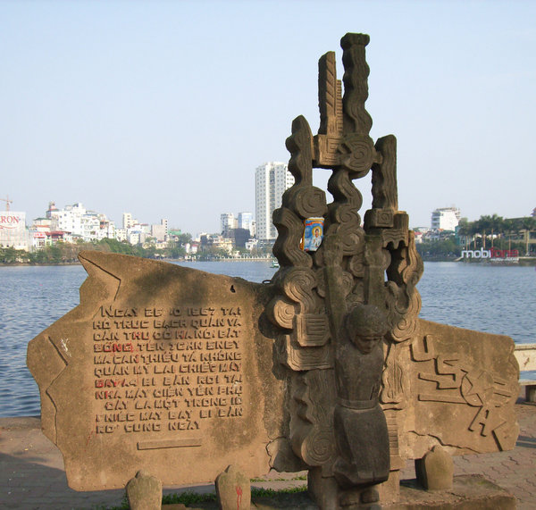 Statue by Trúc Bạch lake
