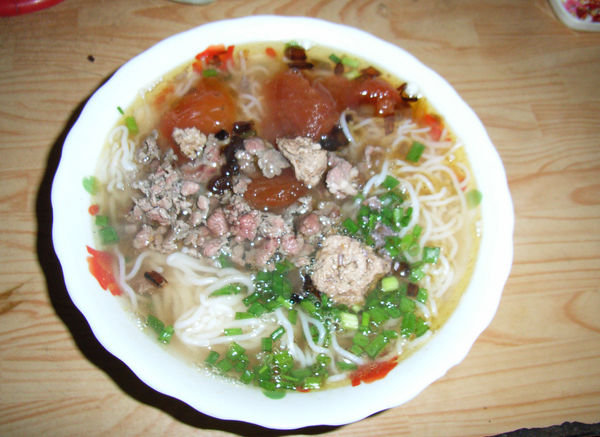 Bún riêu bò (crab noodle soup, beef, tomato, fried onion) 