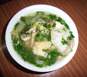 Phở gà (chicken noodle soup with onion)