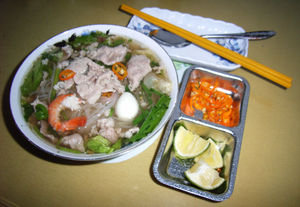 Hủ tíu (noodle soup with shrimp, bird egg, pork, onion)
