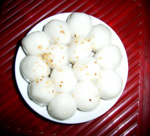 Bánh trôi (rice cake with a piece of red sugar inside it) 