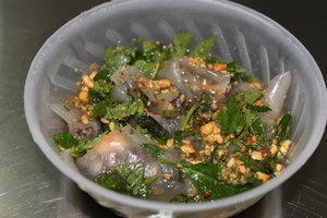 Bánh bột lọc (cake with pork & prawn)