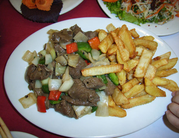 Bò xào lúc lắc - Khoai tây chiên (beef and fried potatoes)