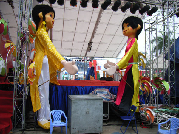 Huge puppets from "Smile puppet theatre" 