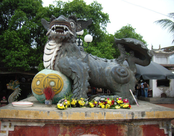 "Con gô" at Trình temple 