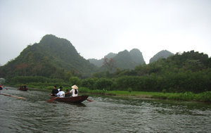 A boat on the Yến stream 