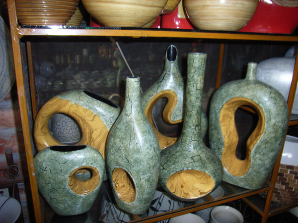 Ceramic vases at Bát Tràng 