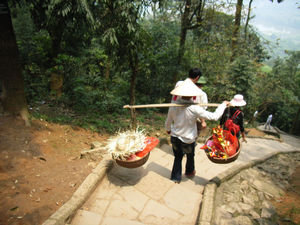 On the way down to Giếng temple