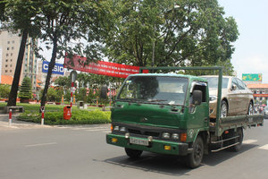 Truck carrying a car in Sài Gòn 