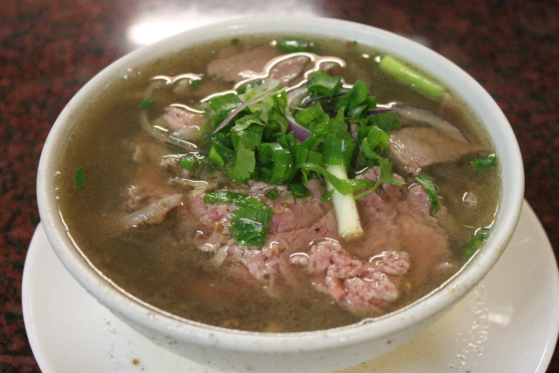 Phở bò tái (Medium beef noodle soup)