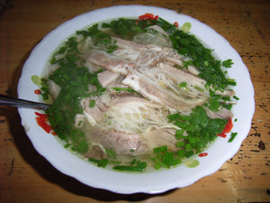 Phở bò nạm gầu (beef noodle soup)