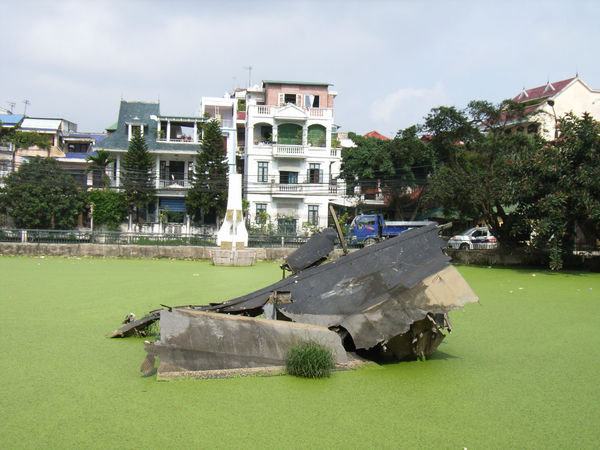 B52 wreckage at Hữu Tiệp lake