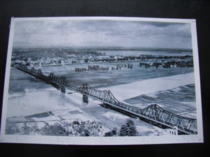 B&W photo of Long Biên Bridge