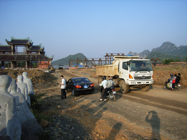 Dusty road at the pagoda (Nov 2008)