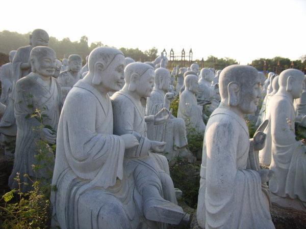 Close up of the Buddha statues (Nov 2008)