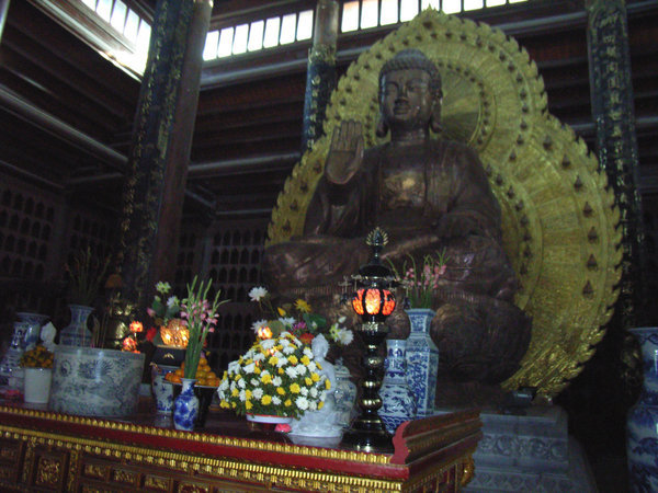 Bronze Buddha statue at the pagoda (Nov 2008)