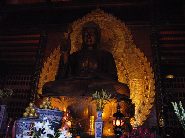 The biggest bronze Buddha statue in Vietnam (Nov 2008)
