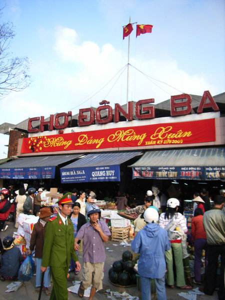 Đông Ba market