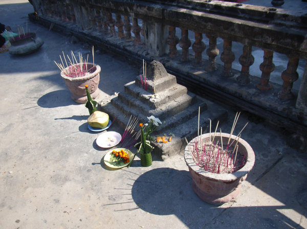 Offerings at That Ing Hang stupa