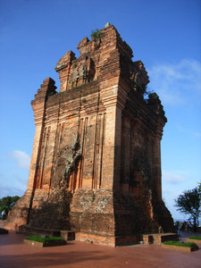 Tháp Nhạn (a Chàm brick tower)