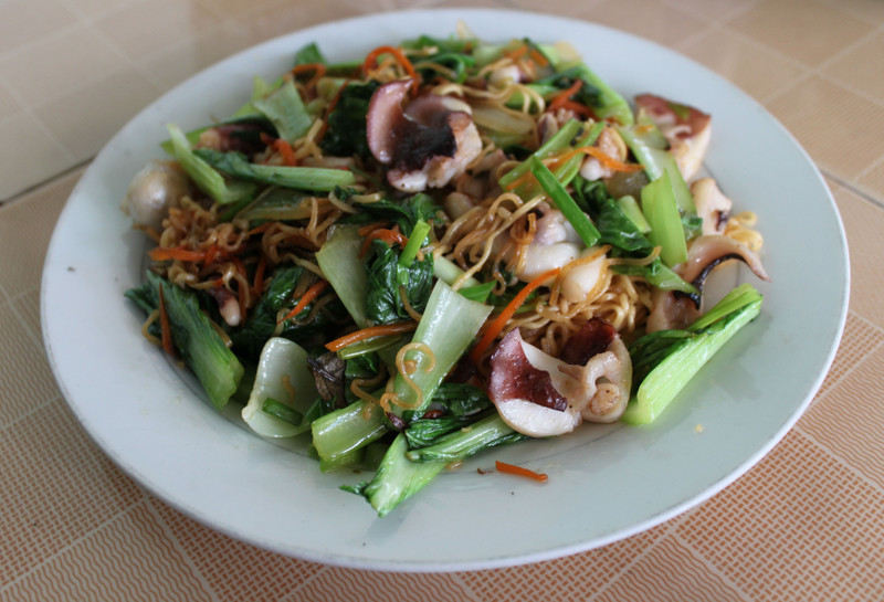 Squid and fried noodles (Mì xào mực) - Phú Quý island