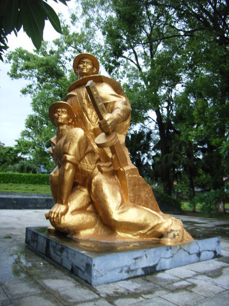 Statue at Điện Biên Phủ cemetery