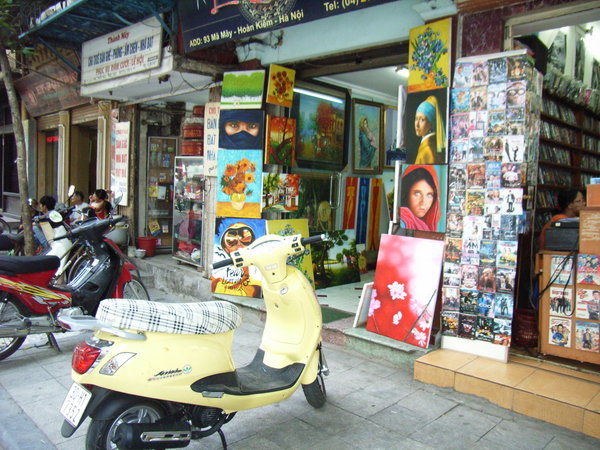 A gallery on Mã Mây street 