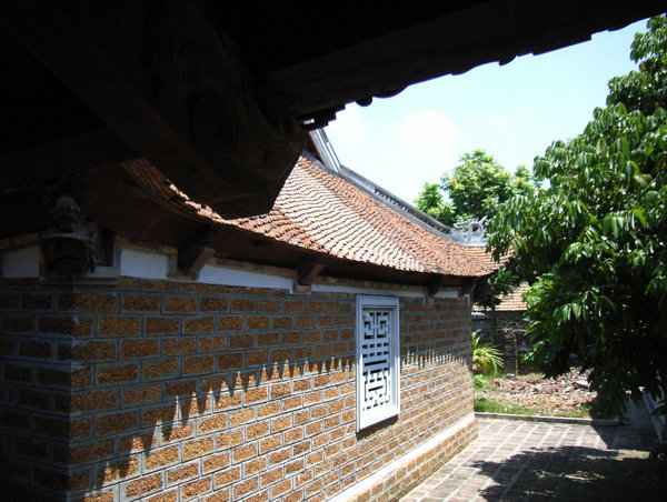 Mông Phụ village temple