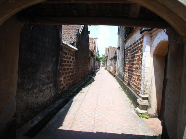 An alley in Mông Phụ village