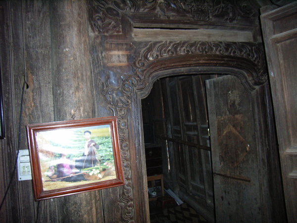 Wooden doors at Mr. Thể's house