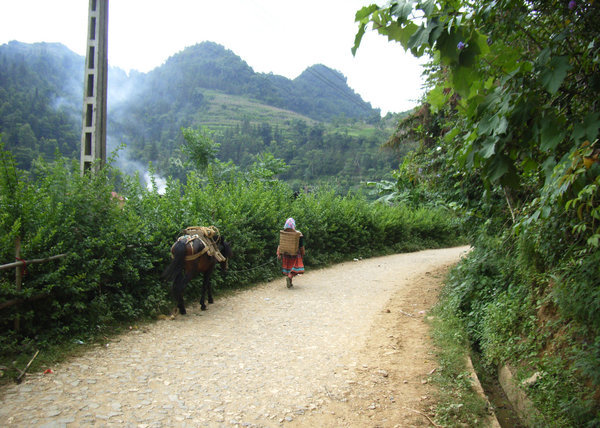 On the way to Bản Phố village