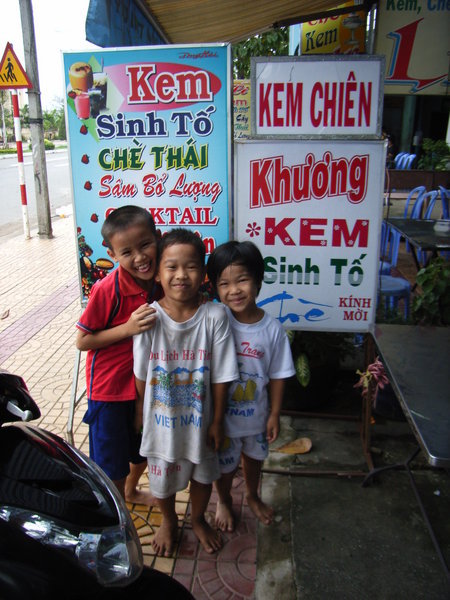Local children in Cà Mau city