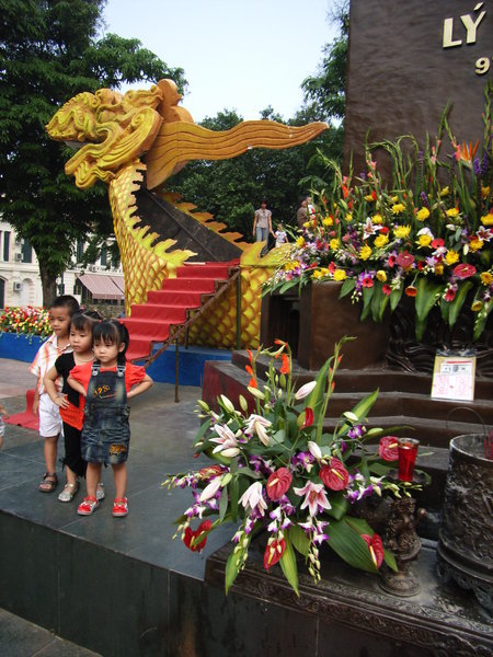 Next to statue of King Lý Thái Tổ 