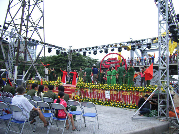 Stage under Long Biên bridge