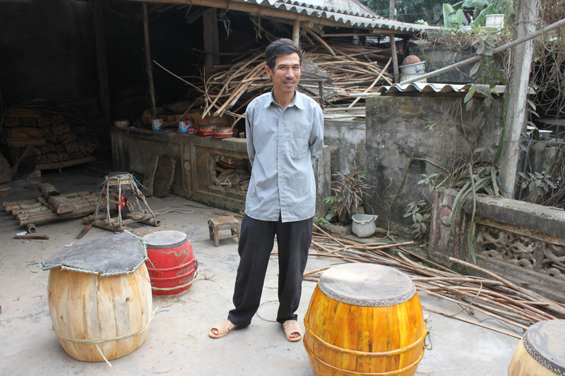 An artist at Đọi Tam drum village
